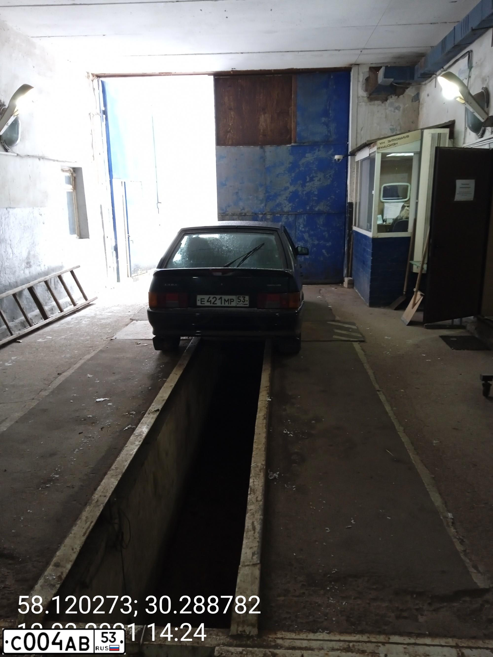 Фото автомобиля LADA 2114 SAMARA, 2009 — госномер С004АВ53. Цвет: Темно-зеленый