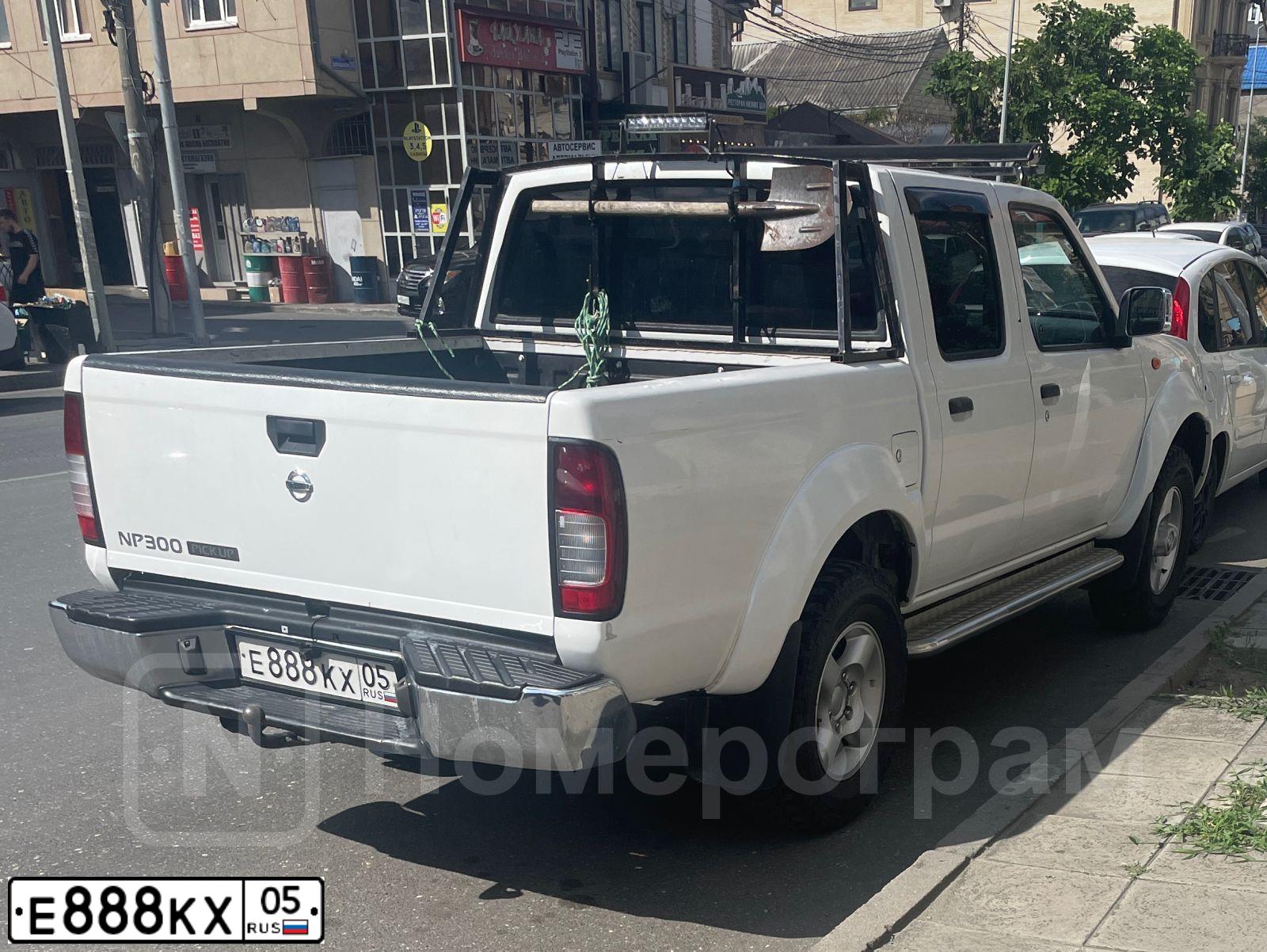 Фото автомобиля TOYOTA RAV4, 2011 — госномер Е888КХ05. Цвет: Белый