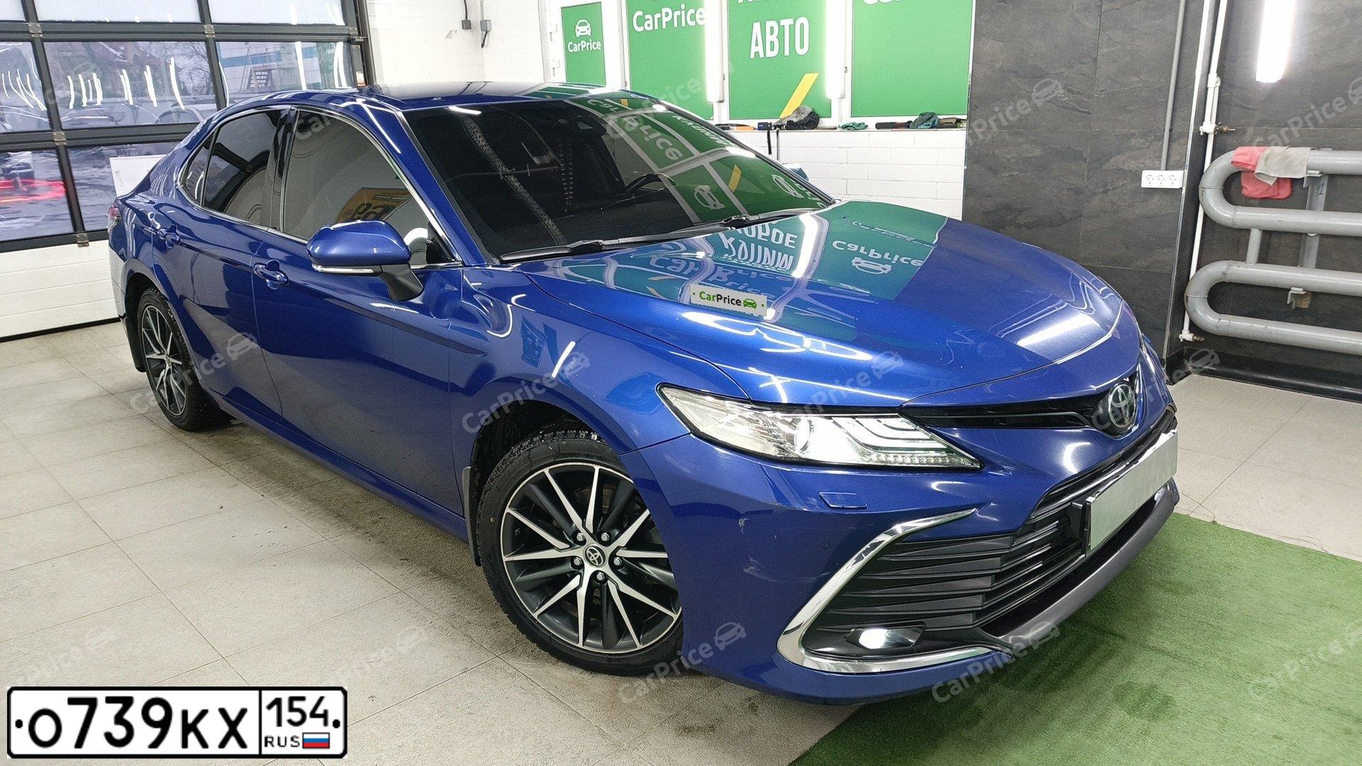 Фото автомобиля TOYOTA CAMRY, 2021 — госномер О739КХ154. Цвет: синий