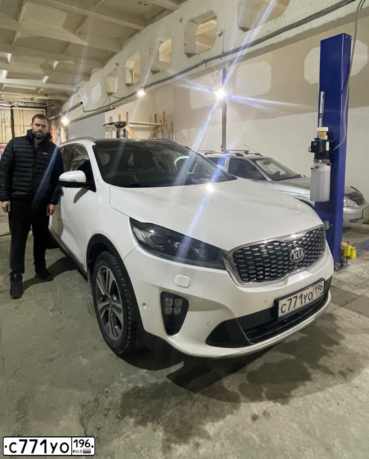 Фото автомобиля KIA SORENTO, 2020 — госномер М888УВ174. Цвет: Белый