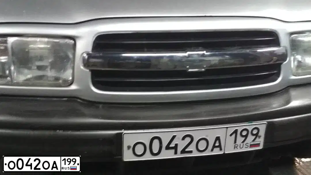 Фото автомобиля CHEVROLET TRACKER, 2001 — госномер О042ОА199. Цвет: СЕРЕБРИСТЫЙ