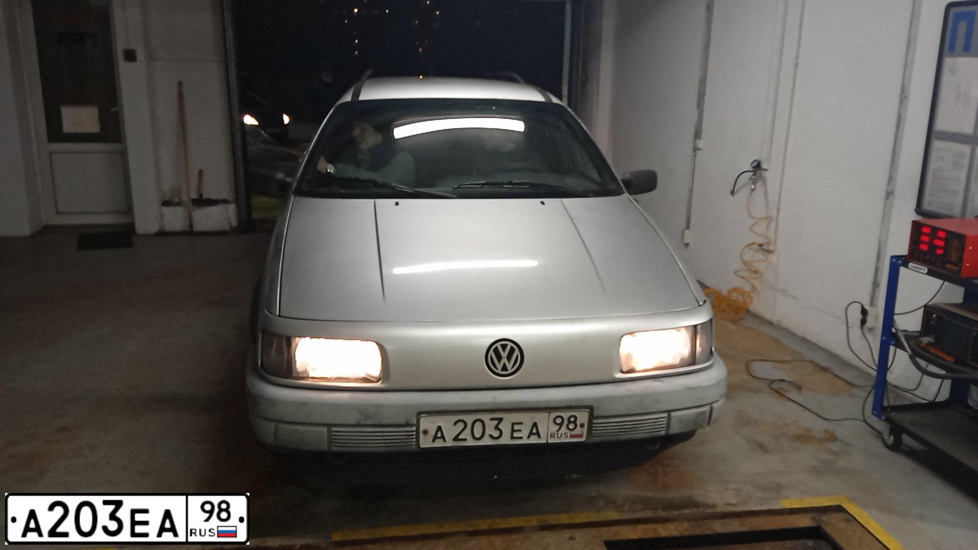 Фото автомобиля VOLKSWAGEN PASSAT, 1989 — госномер А566ХС147. Цвет: СВЕТЛО-СЕРЫЙ