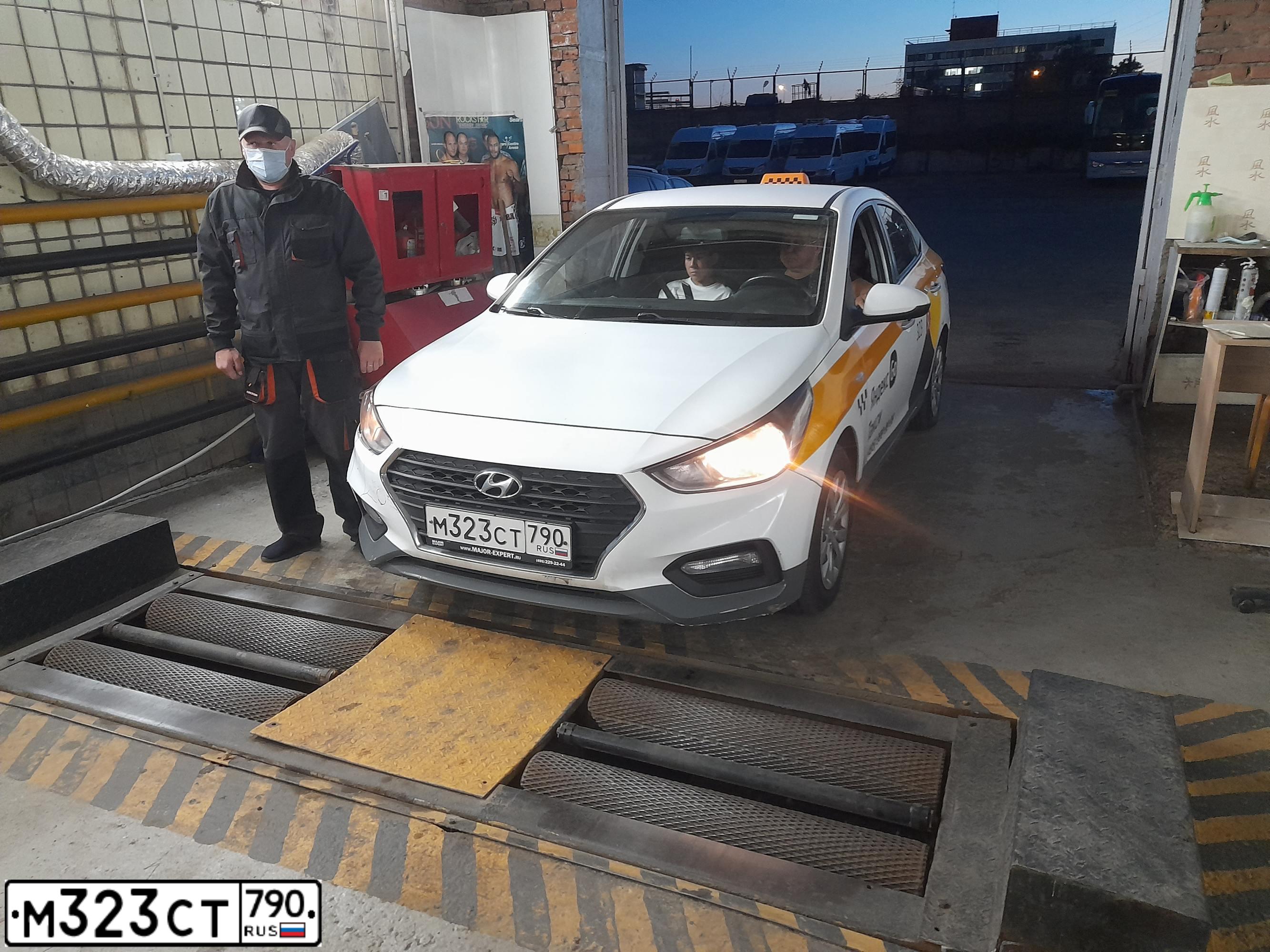 Фото автомобиля HYUNDAI SOLARIS, 2018 — госномер Р493ЕВ716. Цвет: БЕЛЫЙ