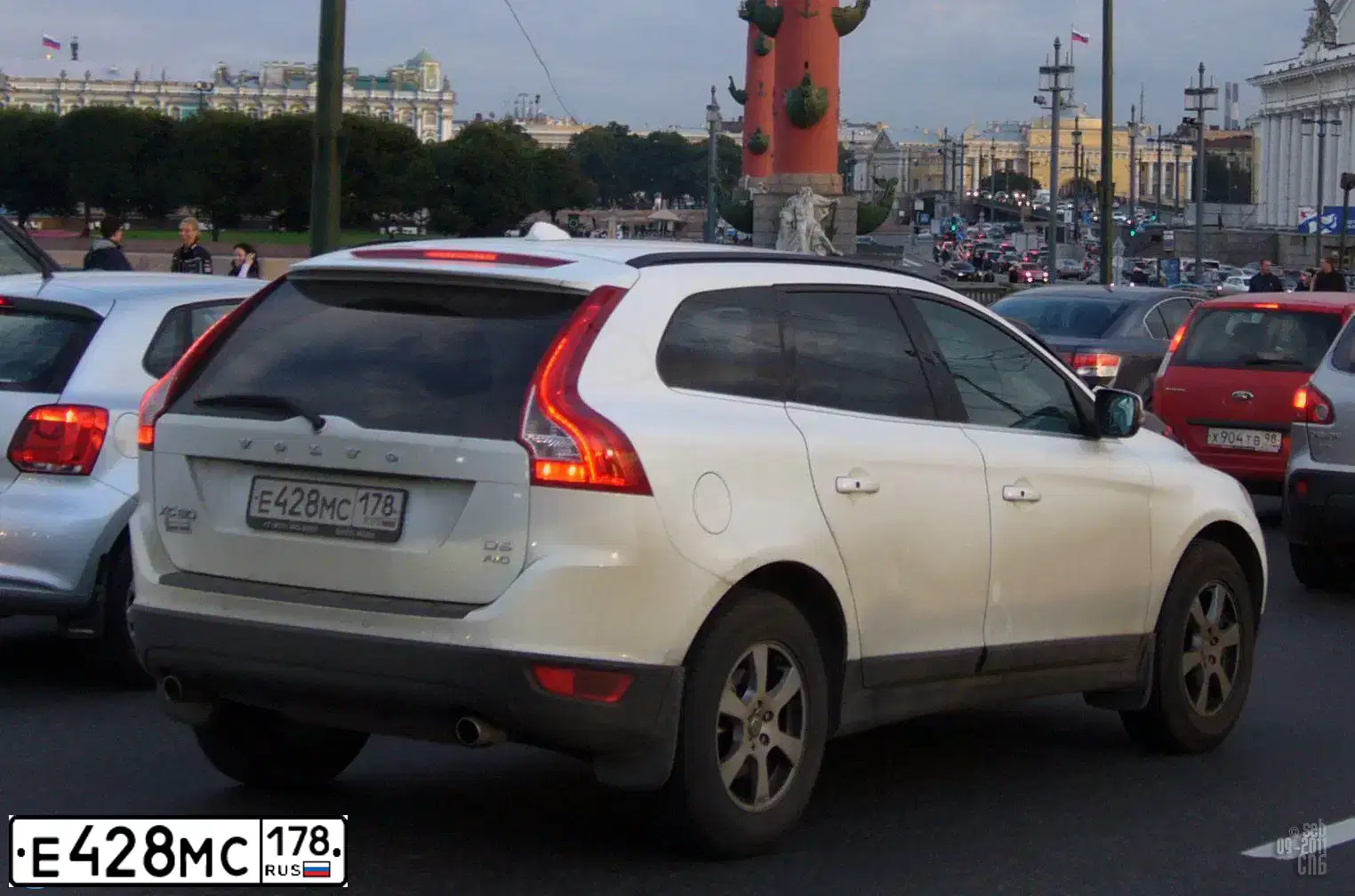 Фото автомобиля VOLVO XC60, 2011 — госномер М187АМ178. Цвет: Белый
