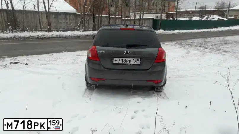 Фото автомобиля KIA ED (CEE'D), 2010 — госномер С988АК196. Цвет: СЕРЕБРИСТЫЙ