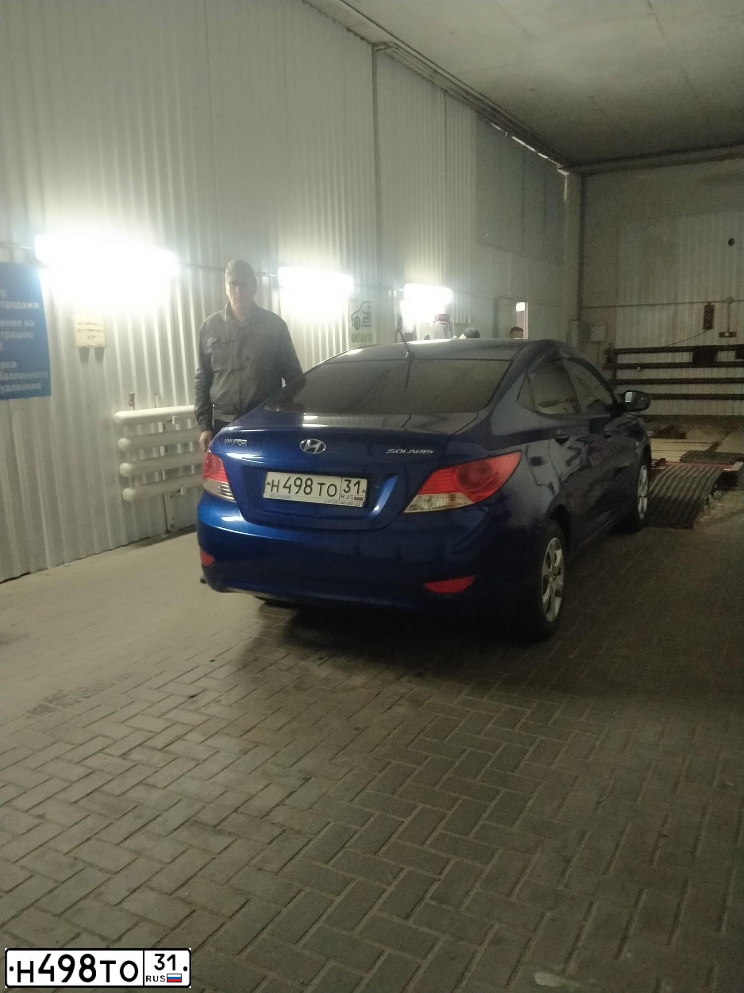Фото автомобиля HYUNDAI SOLARIS, 2014 — госномер Н498ТО31. Цвет: ТЕМНО-СИНИЙ