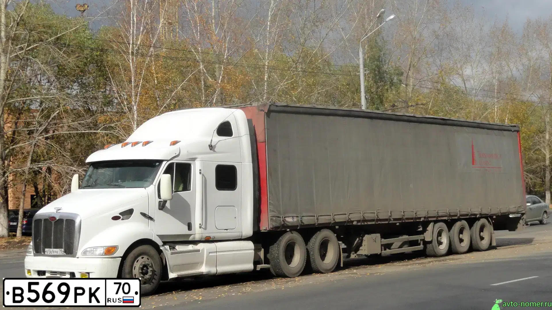 Фото автомобиля PETERBILT 387, 2000 — госномер В569РК70. Цвет: БЕЛЫЙ