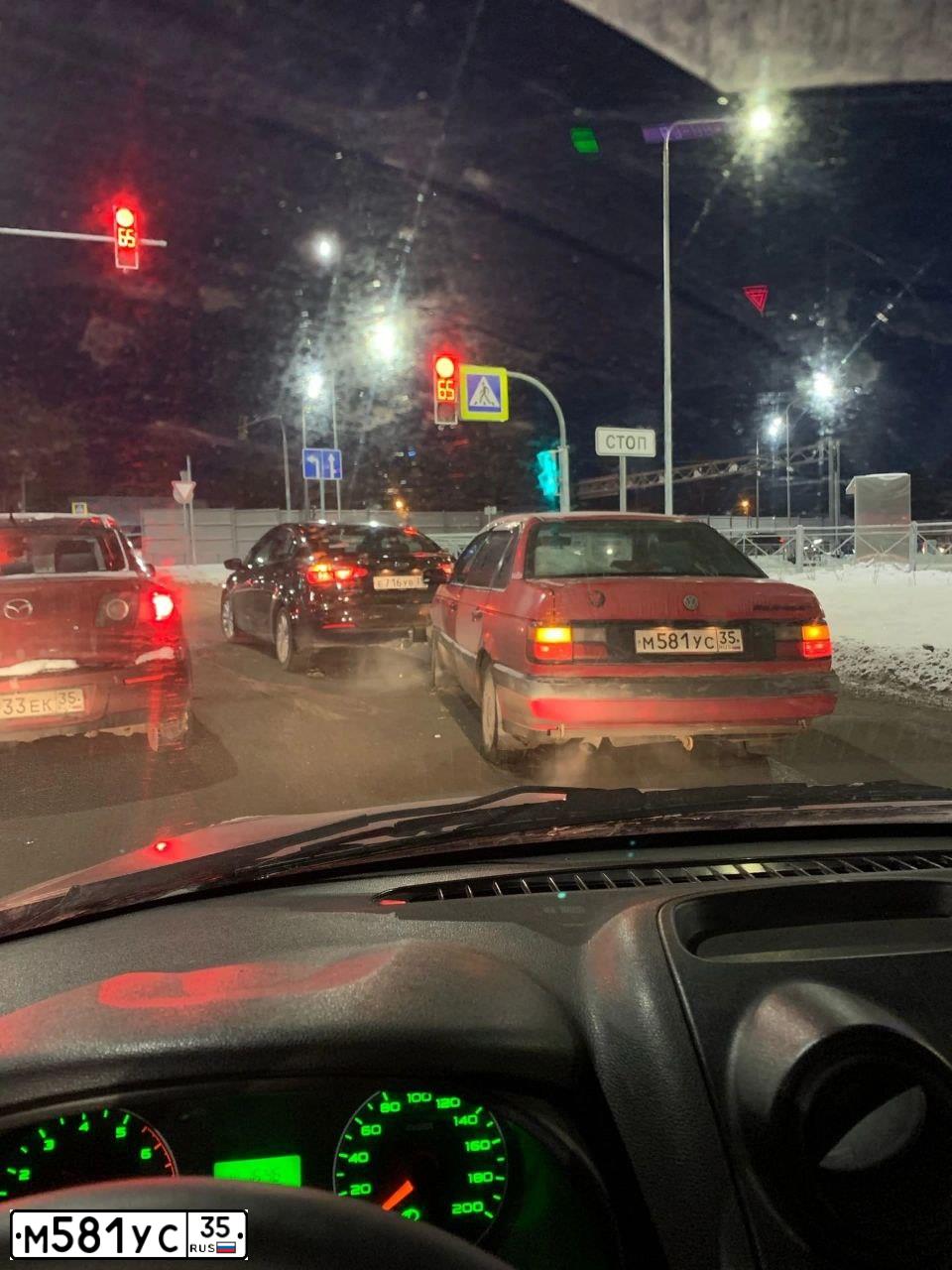 Фото автомобиля VOLKSWAGEN PASSAT, 1989 — госномер М581УС35. Цвет: Красный