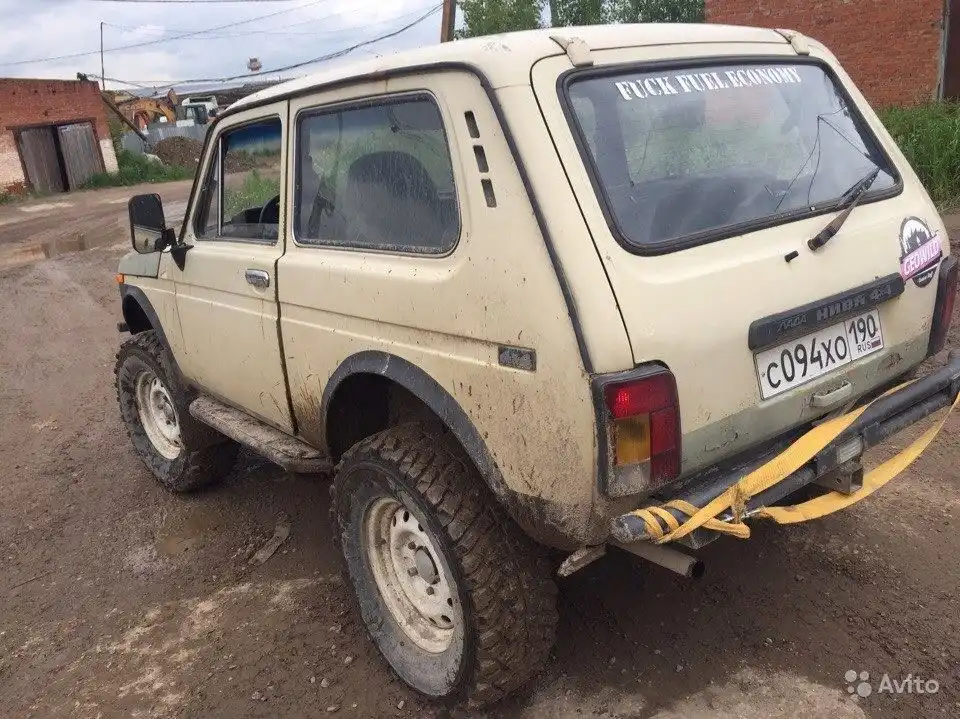 Фото автомобиля VAZ 2121 NIVA, 1996 — госномер В622ЕР550. Цвет: Белый