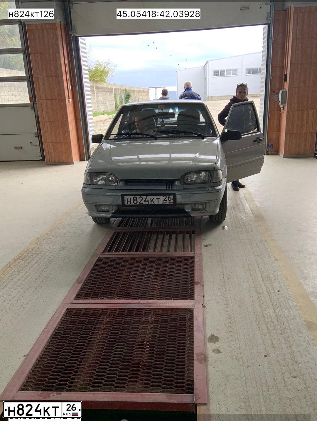 Фото автомобиля LADA 2114 SAMARA, 2005 — госномер Н824КТ26. Цвет: СЕРЕБРИСТО-ЖЕЛТЫЙ