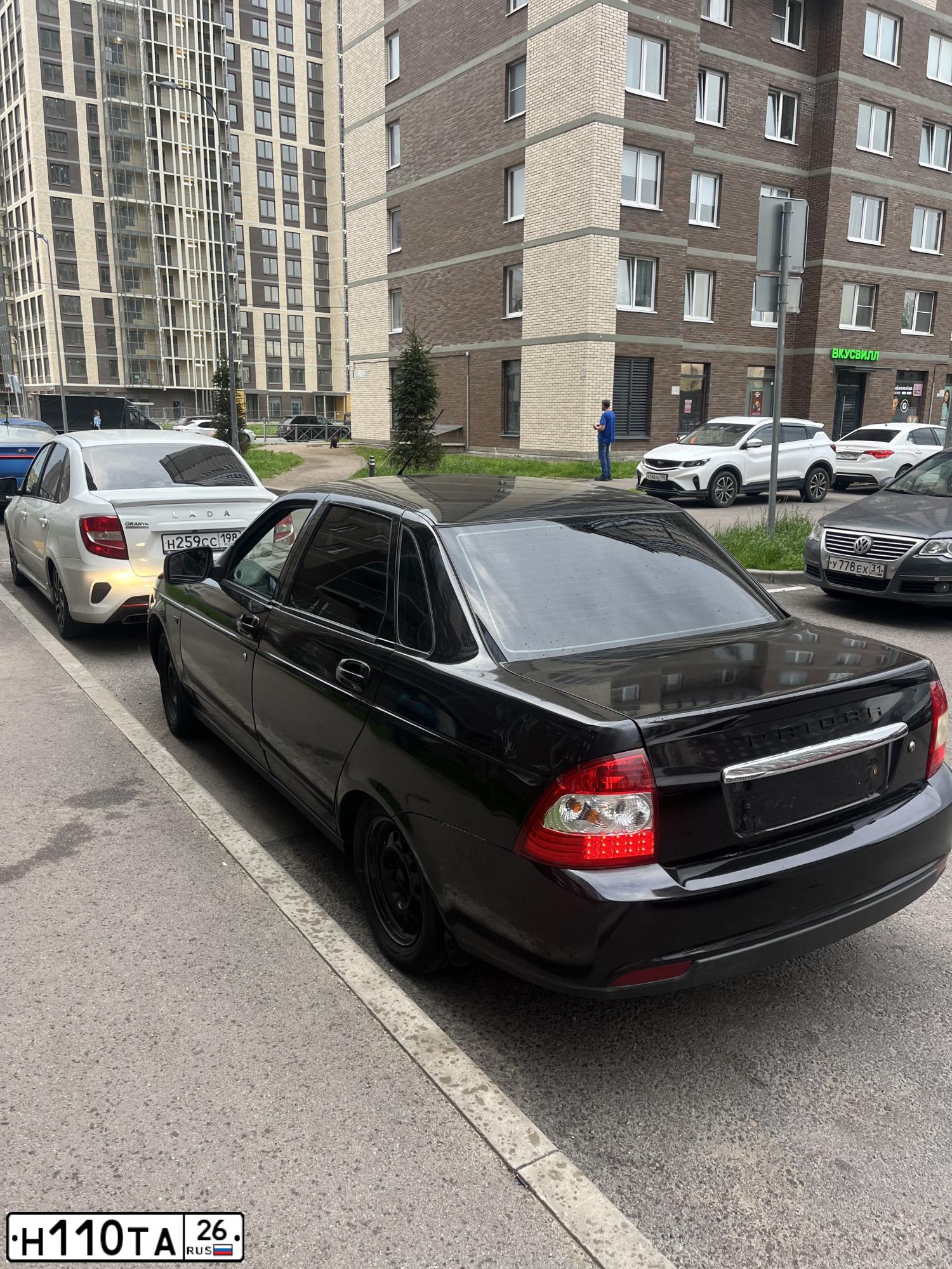 Фото автомобиля LADA 2170 PRIORA, 2012 — госномер Н110ТА26. Цвет: СИНЕ-ЧЕРНЫЙ