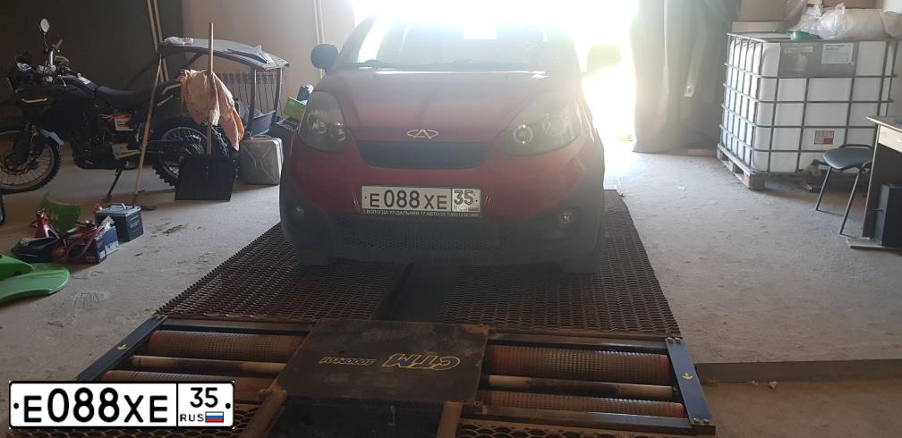 Фото автомобиля CHERY INDIS /S18/, 2011 — госномер Е088ХЕ35. Цвет: Красный