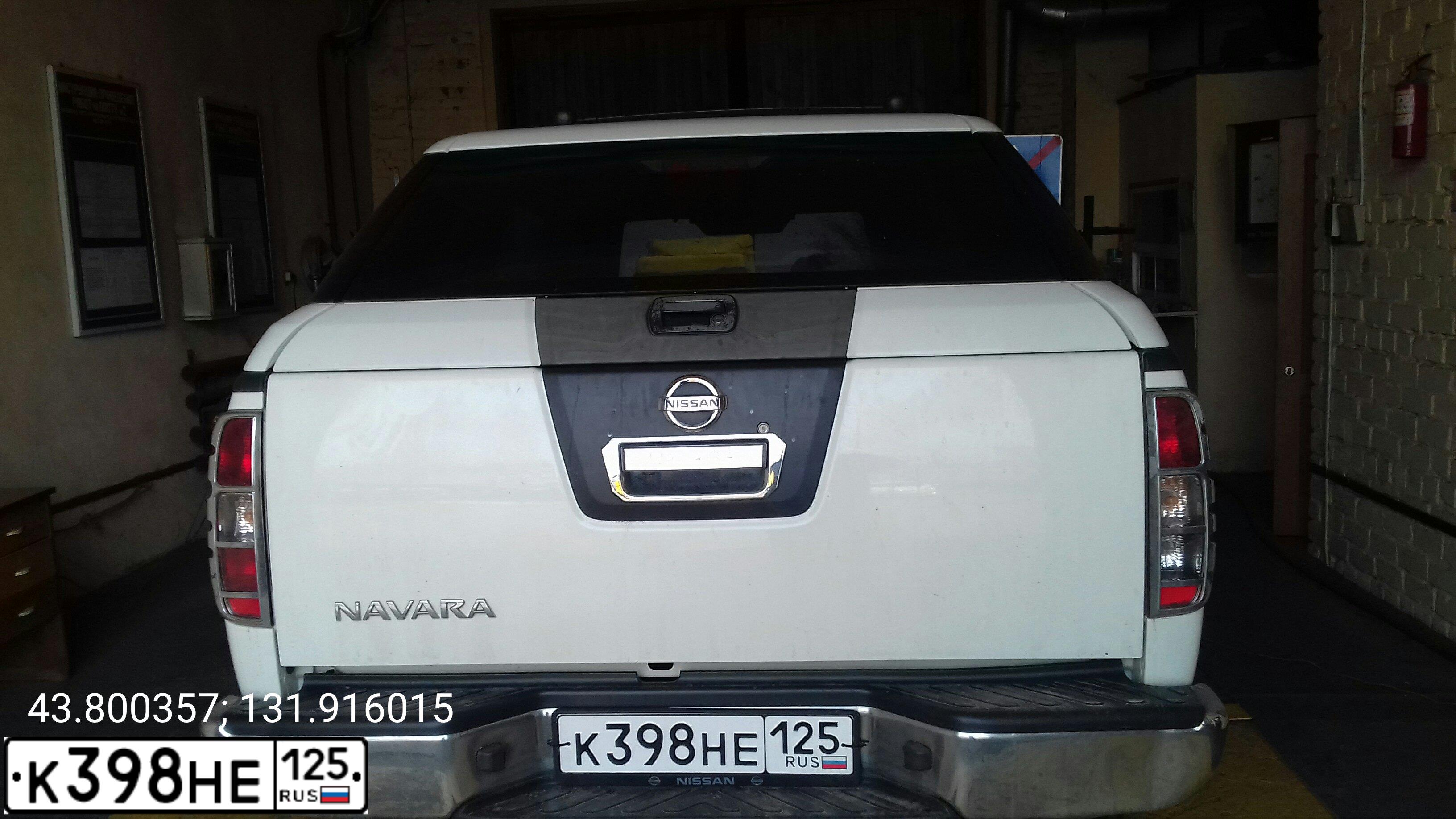 Фото автомобиля NISSAN NAVARA, 2010 — госномер К398НЕ125. Цвет: Белый