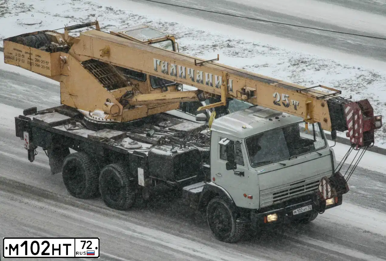 Фото автомобиля KAMAZ 55111 /6X4/, 2004 — госномер О601КР174. Цвет: СВЕТЛО СЕРЫЙ