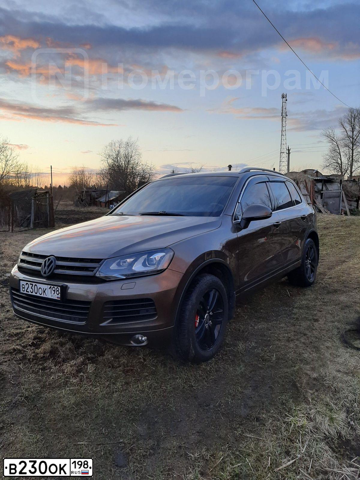 Фото автомобиля VOLKSWAGEN TOUAREG, 2012 — госномер В230ОК198. Цвет: Коричневый
