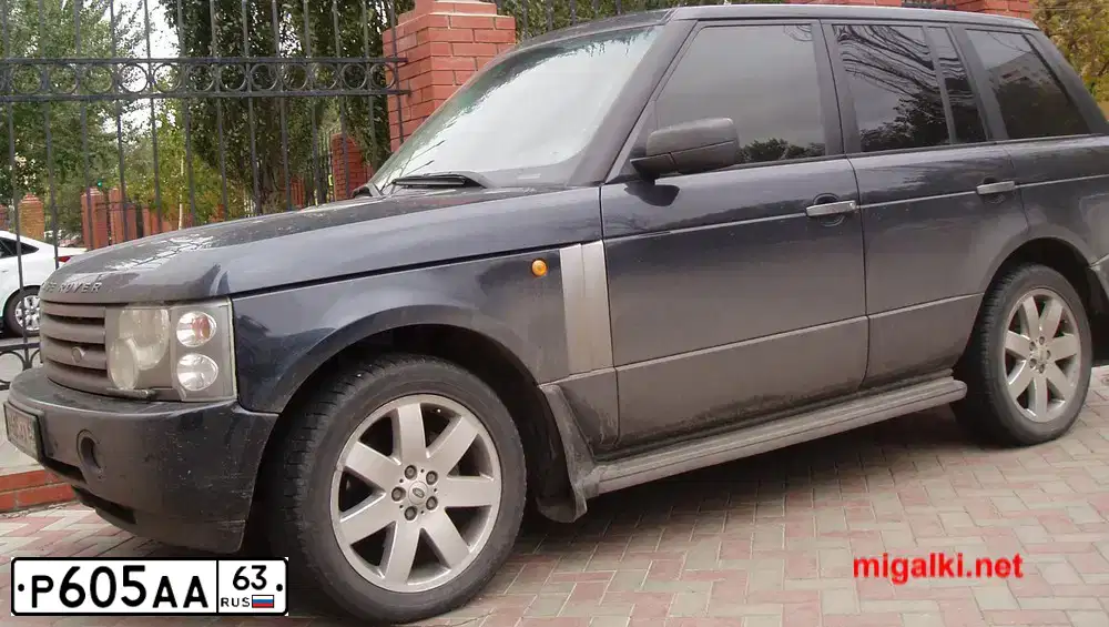 Фото автомобиля LANDROVER RANGE ROVER, 2004 — госномер Р605АА63. Цвет: Темно-синий