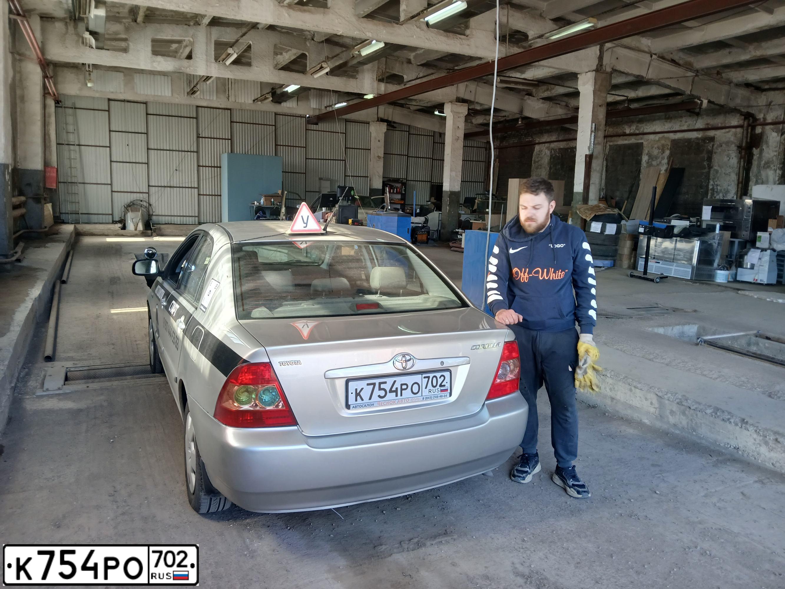 Фото автомобиля TOYOTA COROLLA, 2005 — госномер К754РО702. Цвет: СЕРЕБРИСТЫЙ