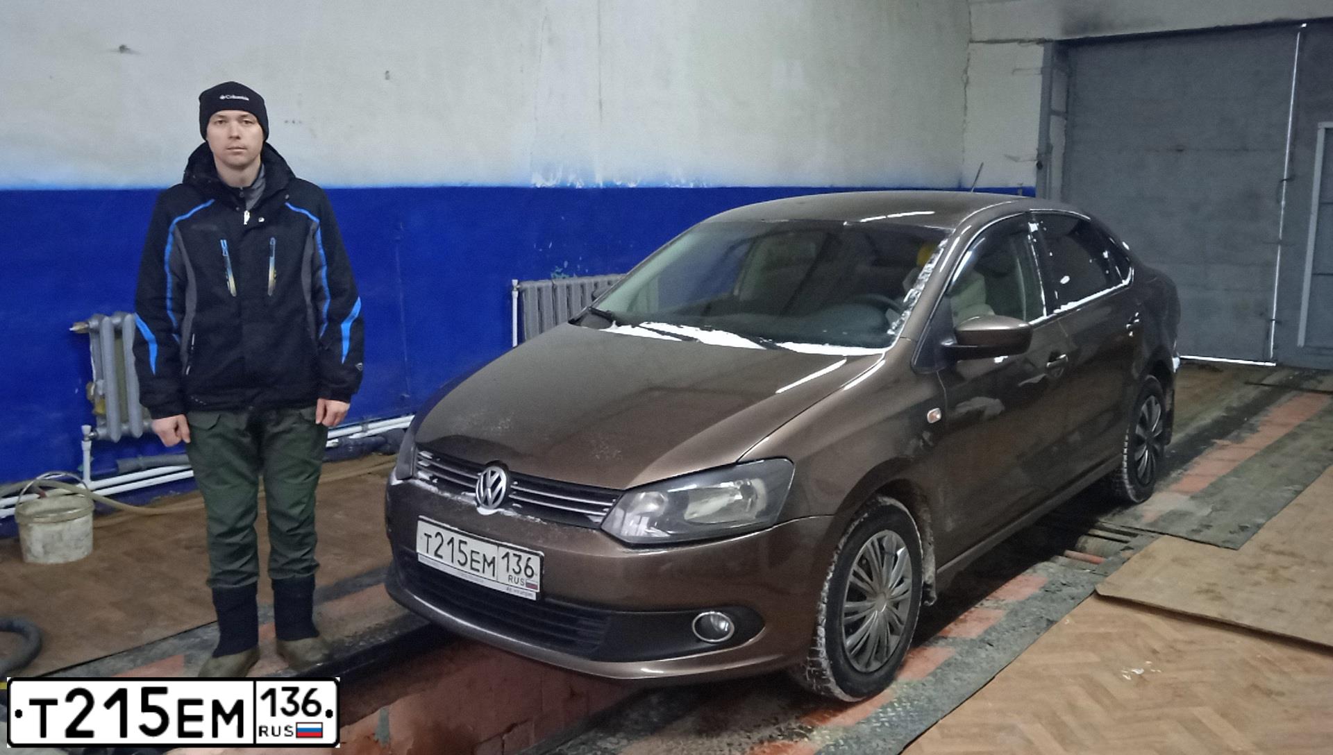 Фото автомобиля VOLKSWAGEN POLO, 2015 — госномер М419СО21. Цвет: КОРИЧНЕВЫЙ