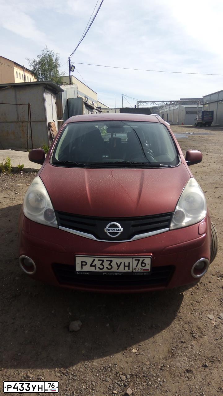 Фото автомобиля NISSAN NOTE, 2012 — госномер Р433УН76. Цвет: Красный