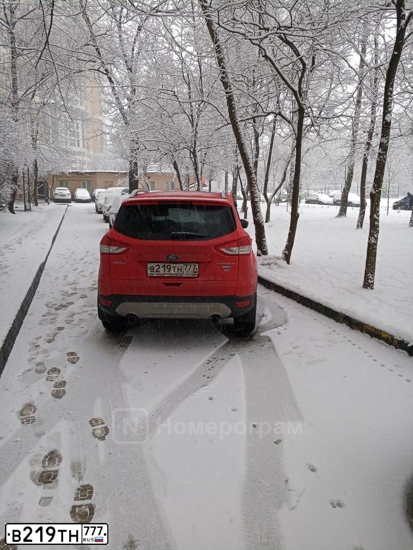 Фото автомобиля FORD KUGA, 2016 — госномер В219ТН777. Цвет: КРАСНЫЙ