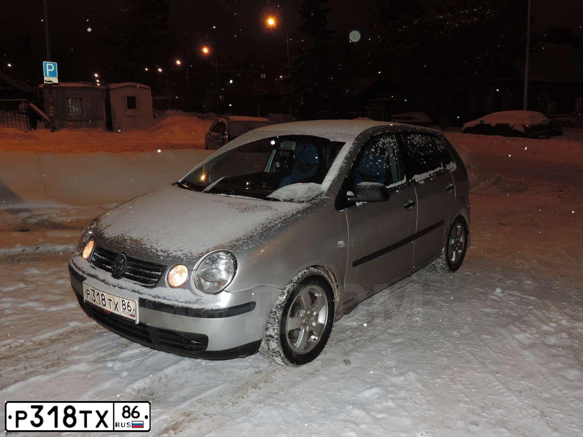 Фото автомобиля VOLKSWAGEN POLO, 2002 — госномер Р318ТХ86. Цвет:  белый RAL 9010