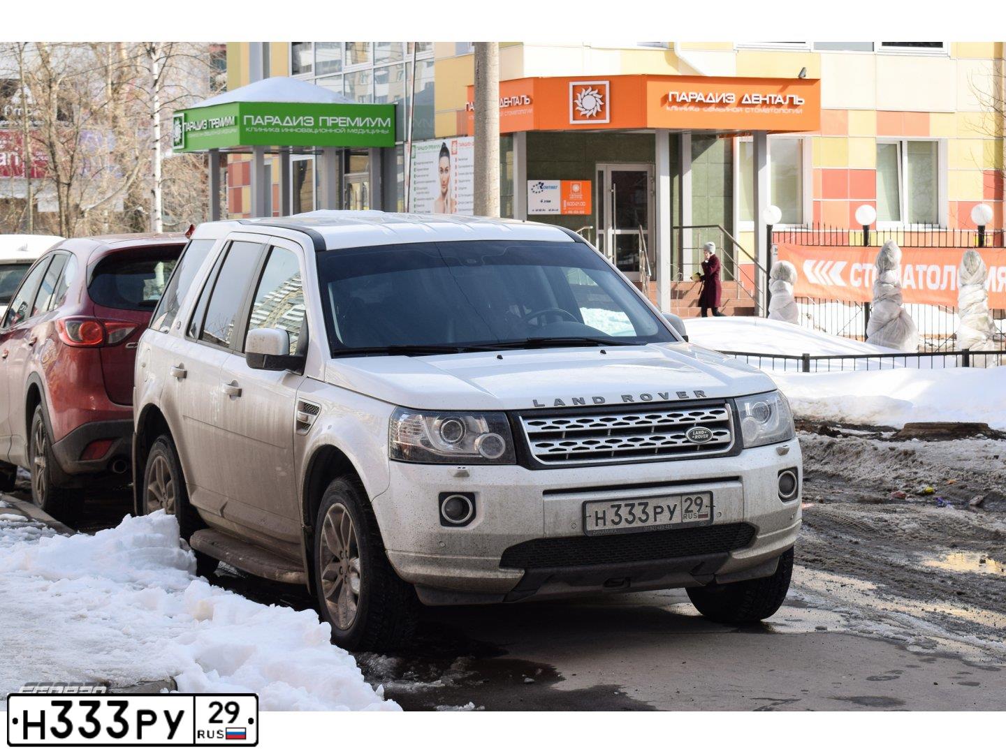 Фото автомобиля LANDROVER FREELANDER, 2014 — госномер М073НТ29. Цвет: ЯРКО-БЕЛЫЙ