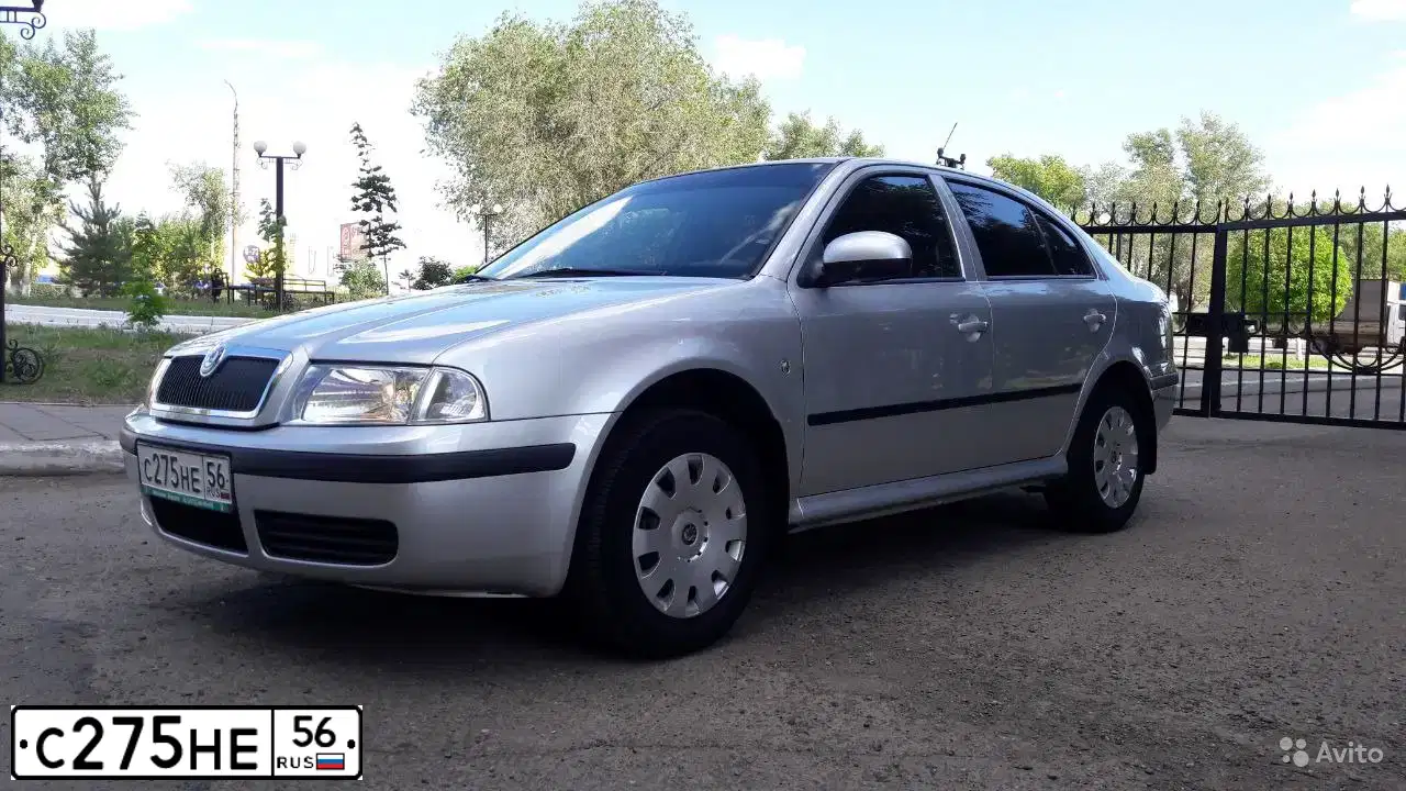 Фото автомобиля SKODA OCTAVIA, 2010 — госномер А498УТ37. Цвет: серебристый
