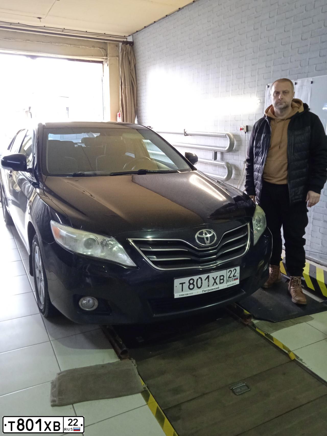Фото автомобиля TOYOTA CAMRY, 2010 — госномер Т801ХВ22. Цвет: ЧЕРНЫЙ