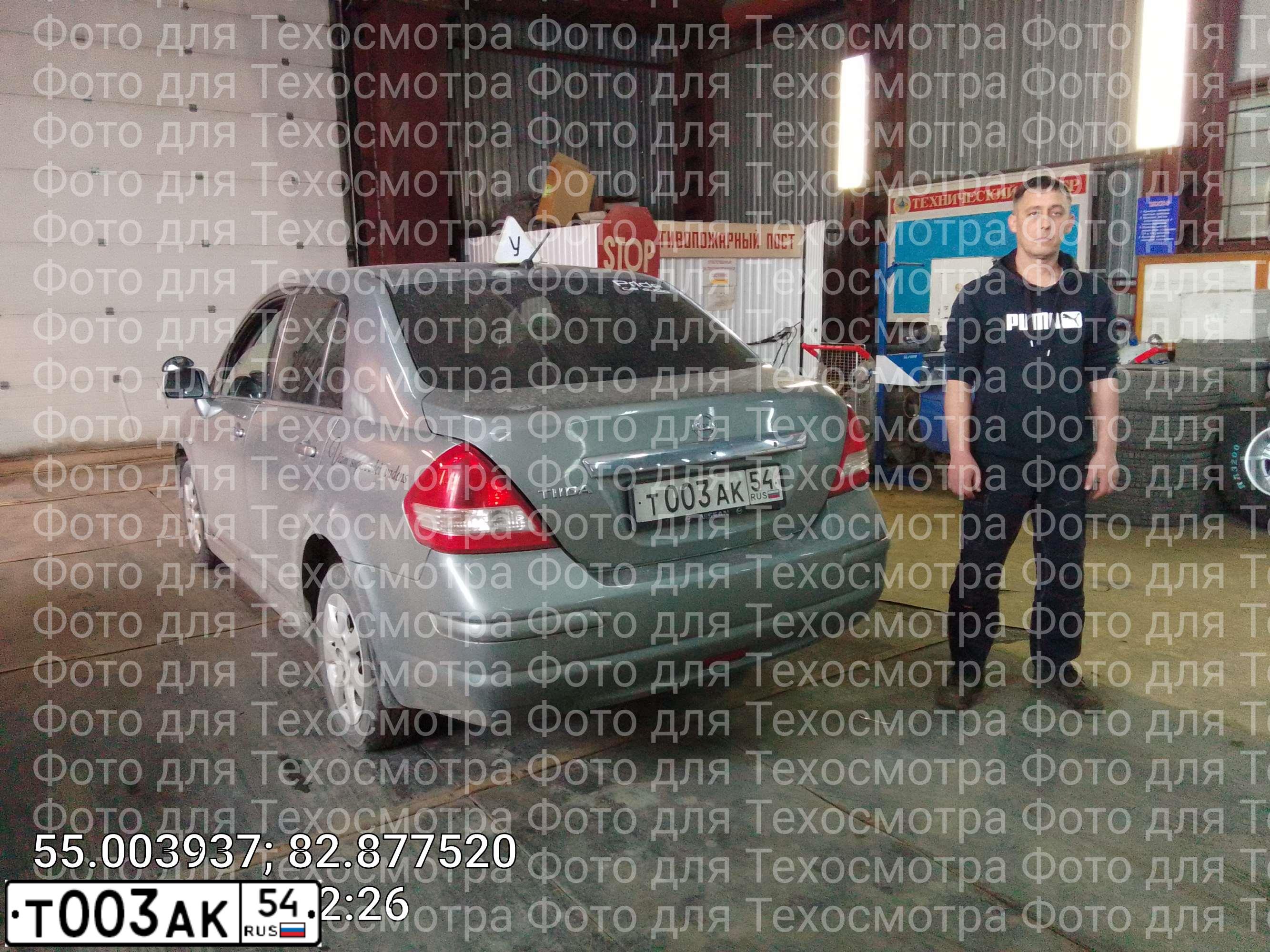 Фото автомобиля NISSAN TIIDA, 2010 — госномер Р214МХ154. Цвет: СЕРЫЙ