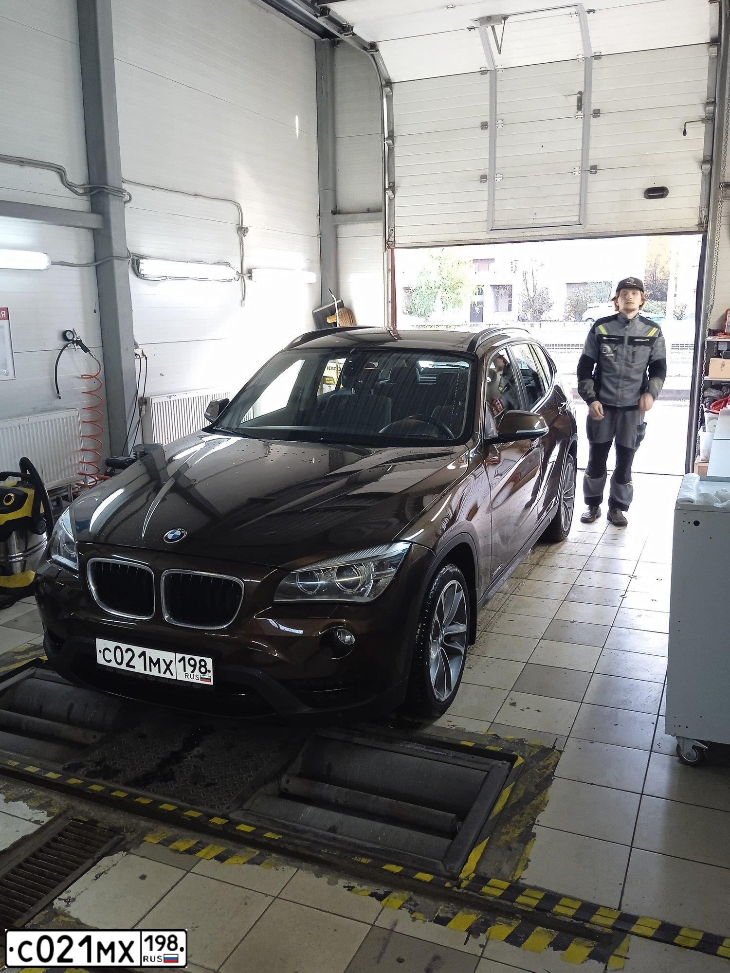 Фото автомобиля BMW X1, 2013 — госномер С021МХ198. Цвет: Коричневый