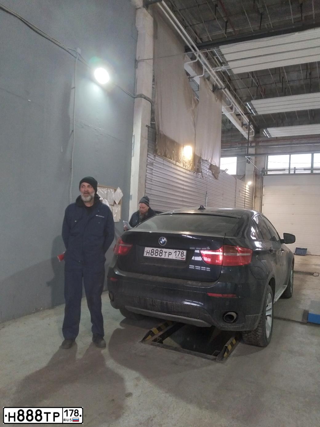Фото автомобиля SKODA OCTAVIA, 2009 — госномер Н888ТР178. Цвет: ТЕМНО-СЕРЫЙ