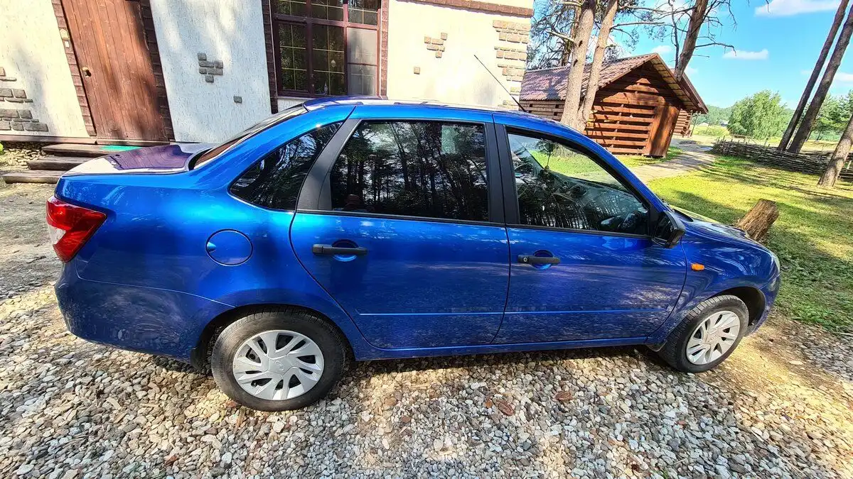 Фото автомобиля LADA 2190 GRANTA, 2017 — госномер У237СН69. Цвет: ЯРКО СИНИЙ
