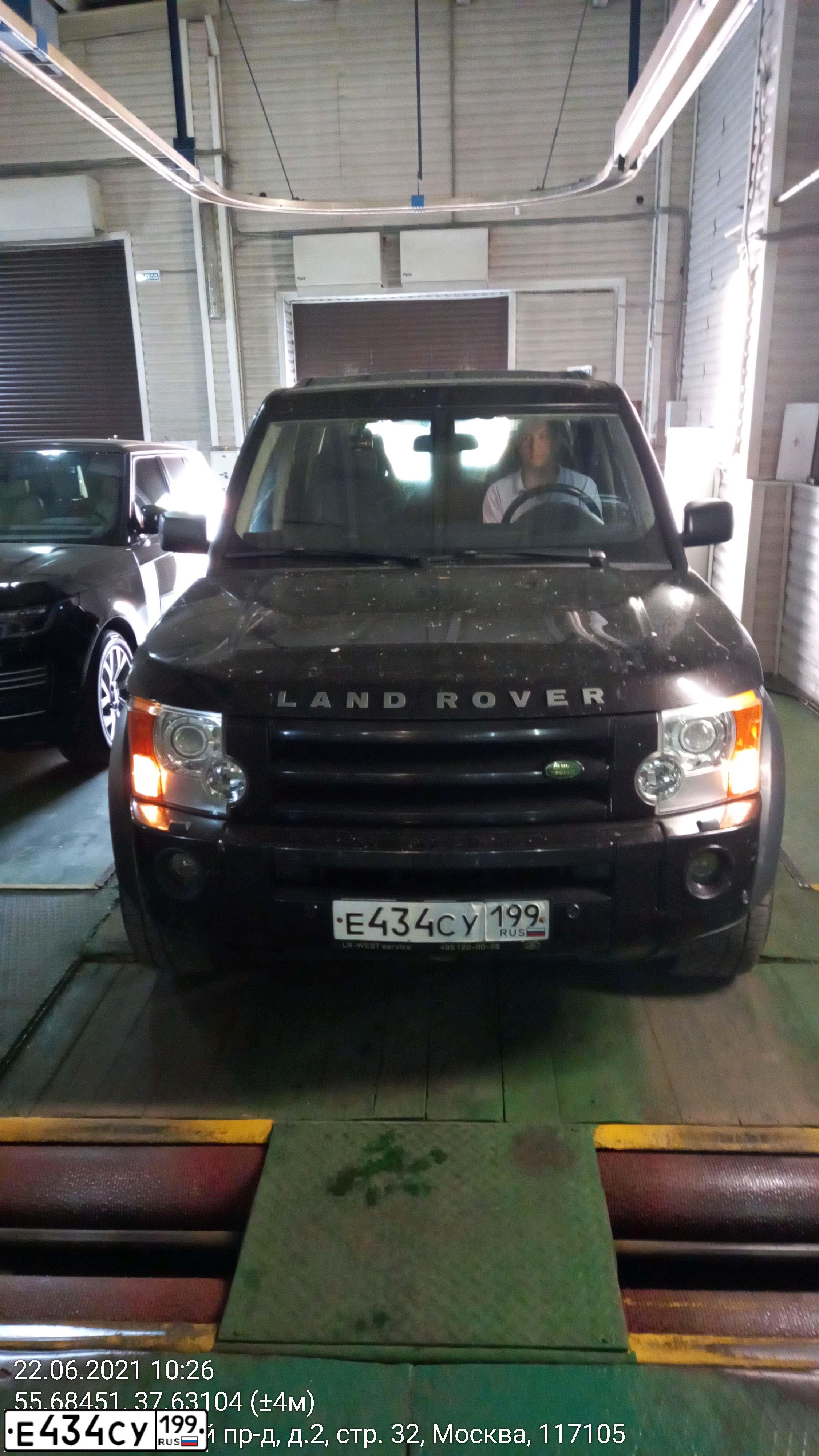 Фото автомобиля LANDROVER DISCOVERY, 2008 — госномер Е434СУ199. Цвет: ТЕМНО-КОРИЧНЕВЫЙ