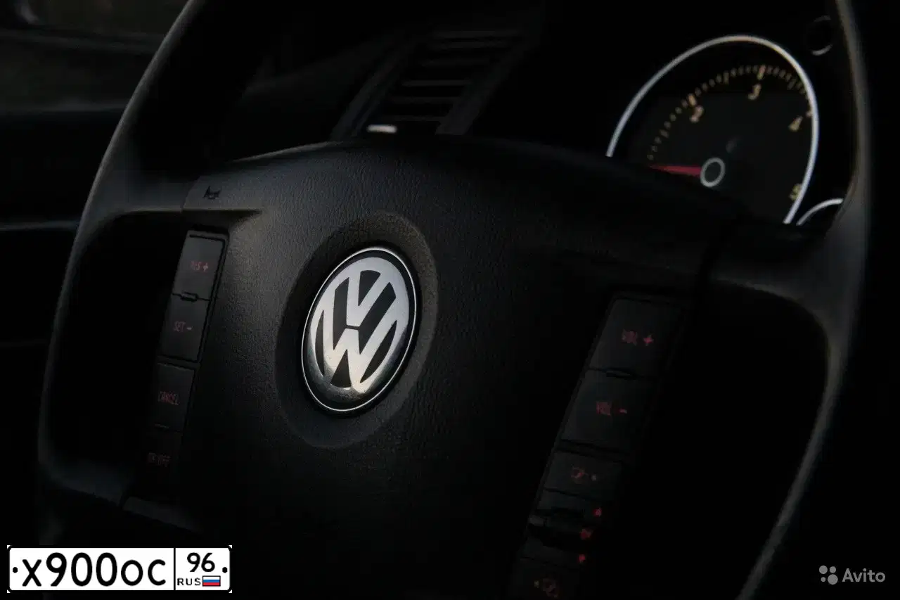 Фото автомобиля VOLKSWAGEN TOUAREG, 2006 — госномер Х900ОС96. Цвет: ЧЕРНЫЙ