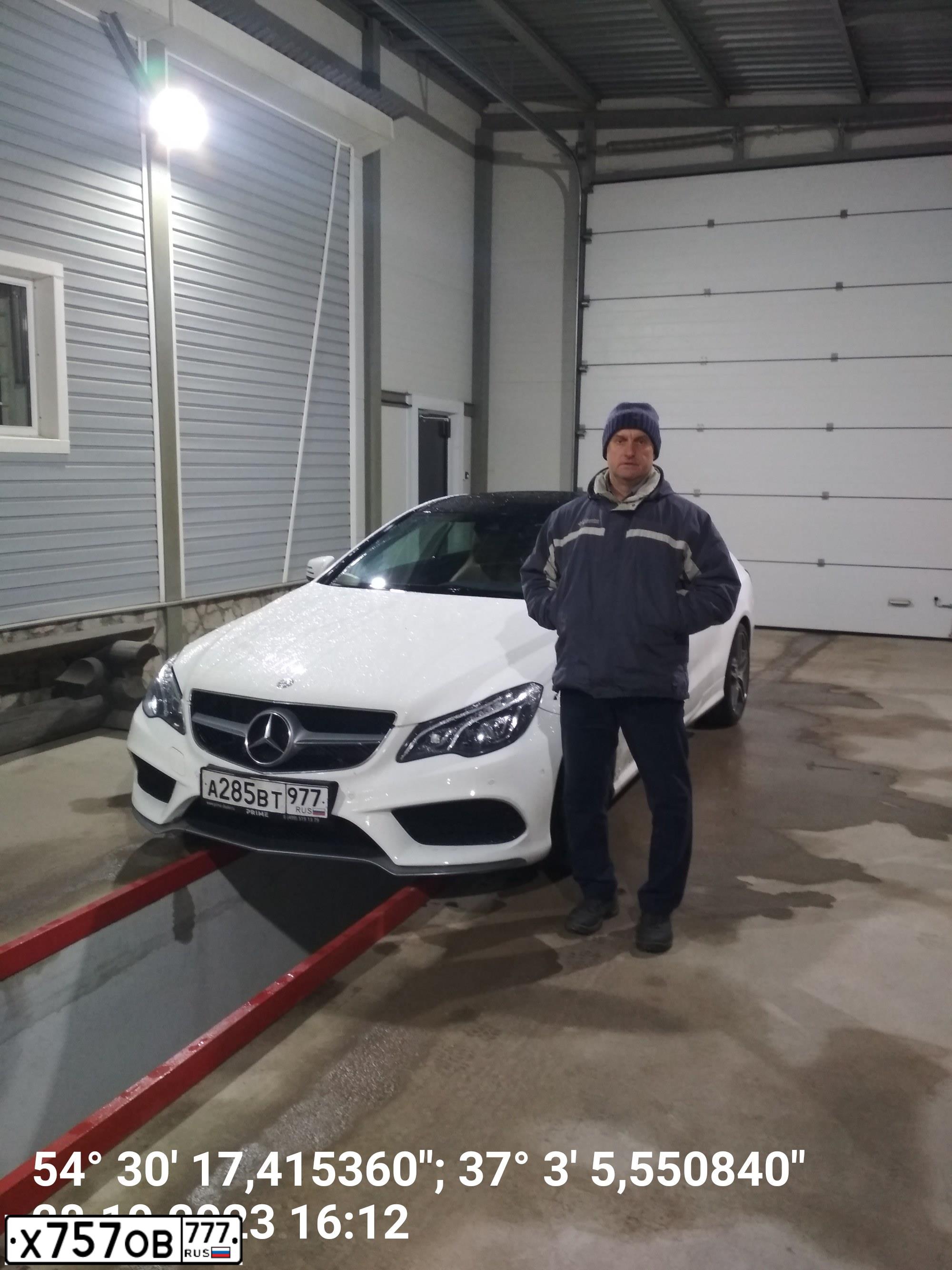 Фото автомобиля MERCEDES E-KLASSE, 2014 — госномер К504КН774. Цвет: Белый