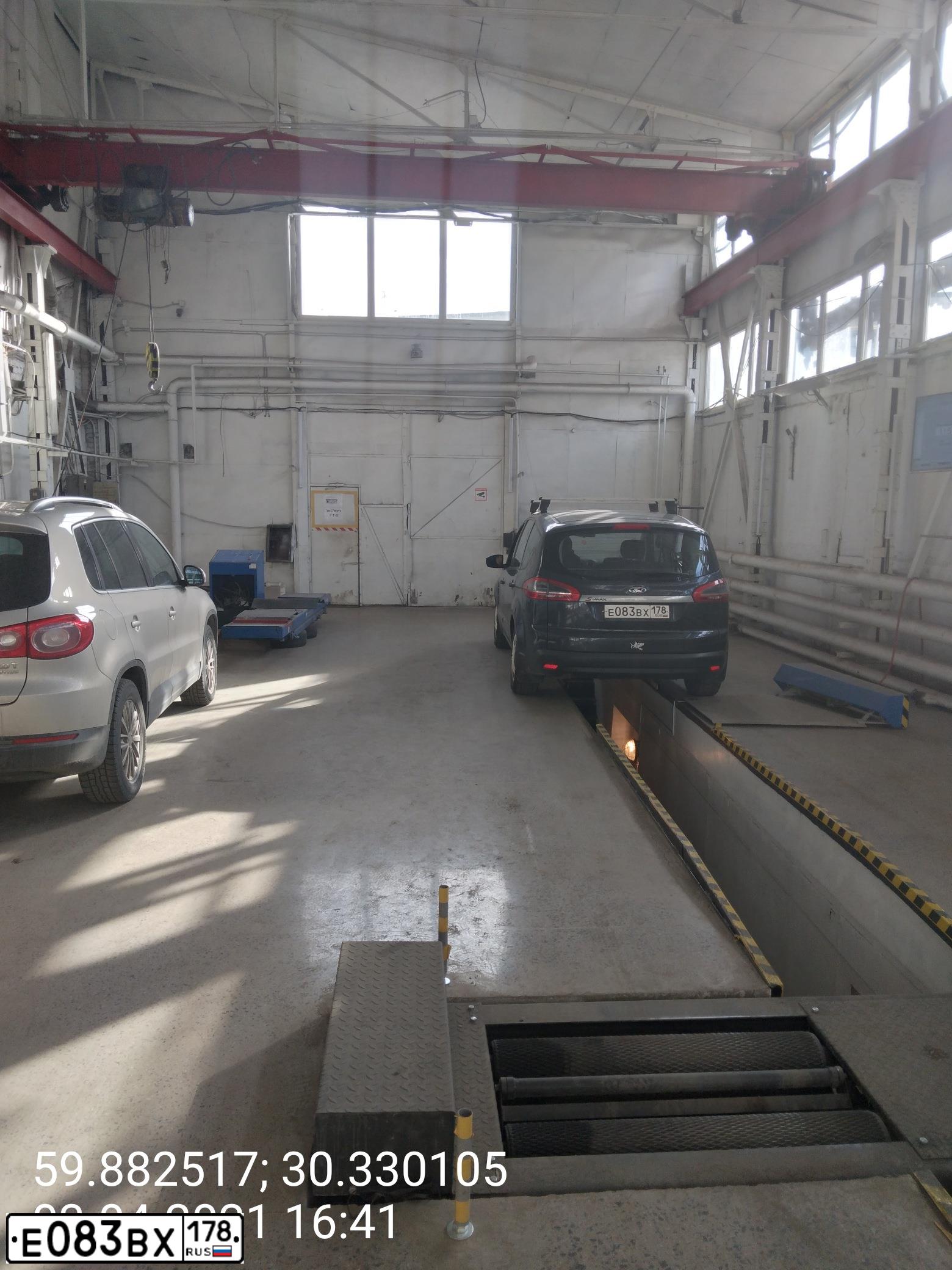 Фото автомобиля FORD S-MAX, 2010 — госномер Е083ВХ178. Цвет: ТЕМНО-СЕРЫЙ