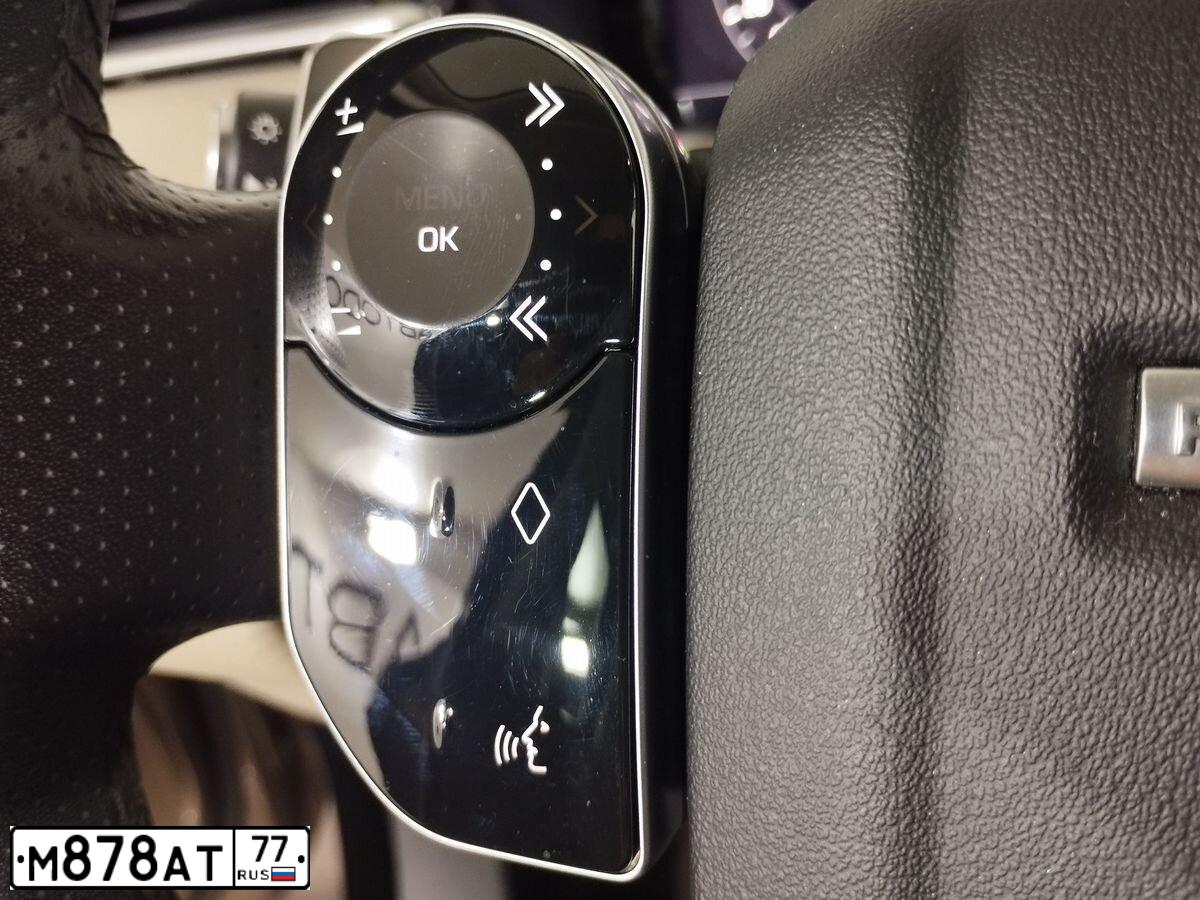 Фото автомобиля LANDROVER RANGE ROVER VELAR, 2018 — госномер М687ТУ790. Цвет: СЕРО-КОРИЧНЕВЫЙ