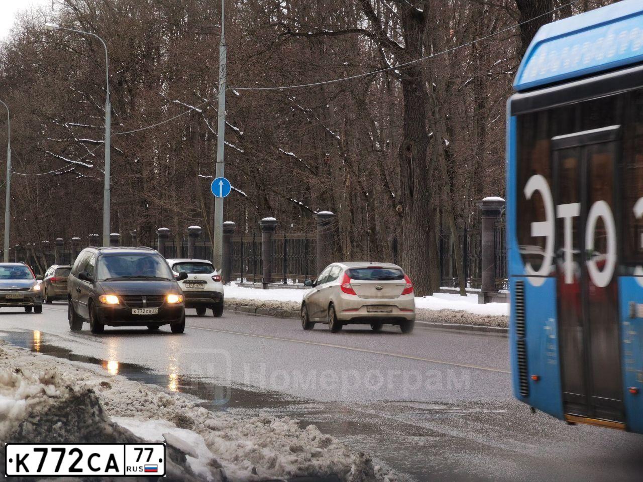 Фото автомобиля DODGE /GRAND/ CARAVAN, 2004 — госномер Е615СЕ190. Цвет: ЧЕРНЫЙ