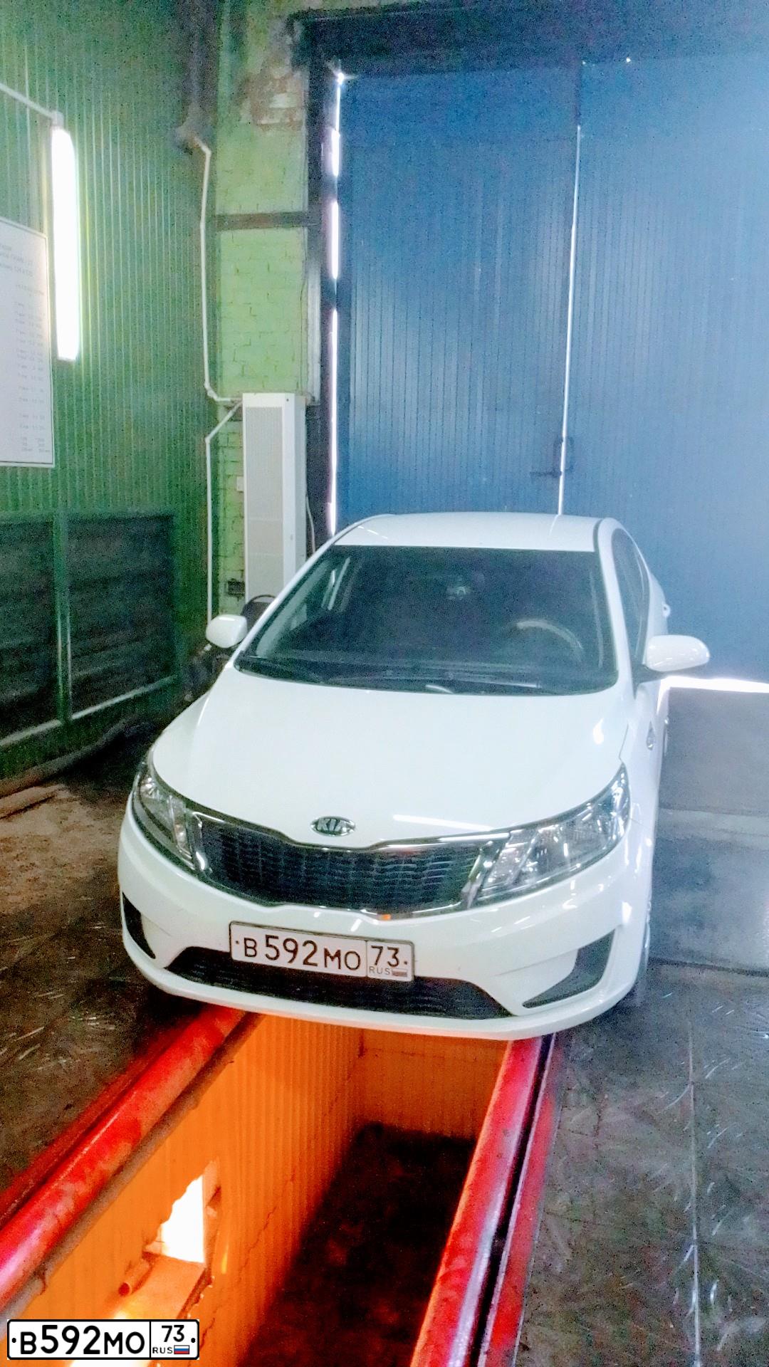 Фото автомобиля KIA RIO, 2014 — госномер В592МО73. Цвет: БЕЛЫЙ