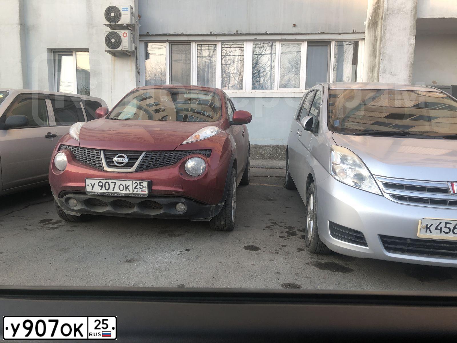 Фото автомобиля NISSAN JUKE, 2012 — госномер У907ОК25. Цвет: Красный