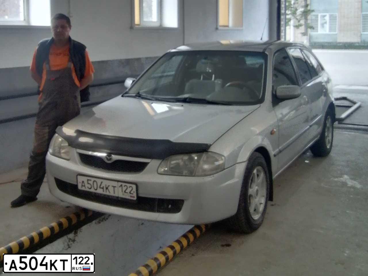 Фото автомобиля MAZDA 323, 1998 — госномер К911НН122. Цвет: Серебристый