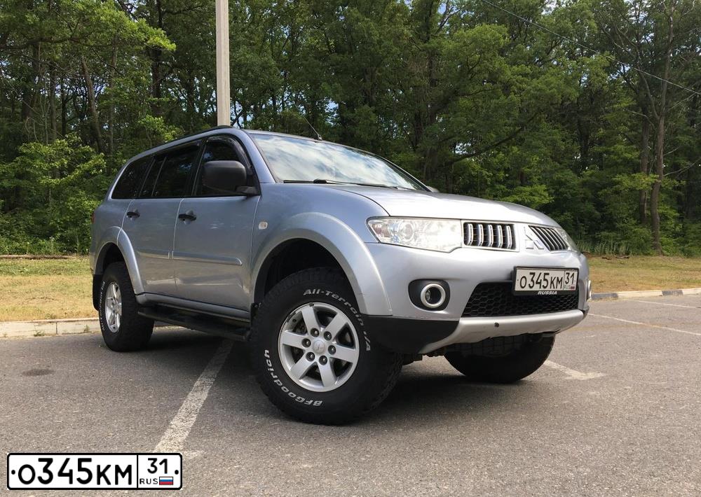 Фото автомобиля MITSUBISHI PAJERO SPORT, 2012 — госномер Р121ХУ60. Цвет: Серебристый