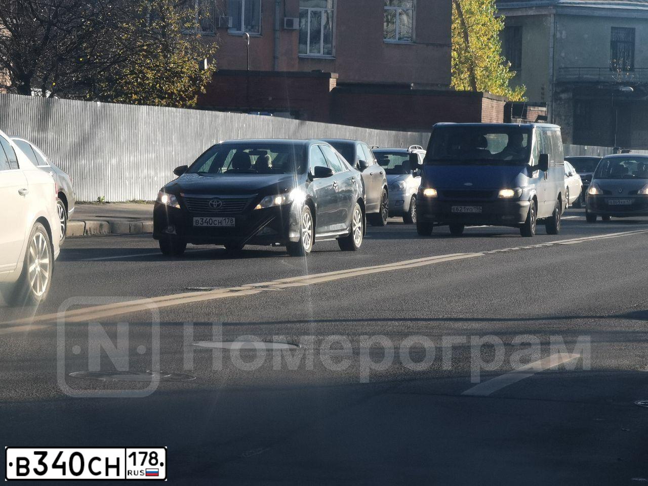 Фото автомобиля TOYOTA CAMRY, 2014 — госномер К716УТ702. Цвет: Темно-серый металлик