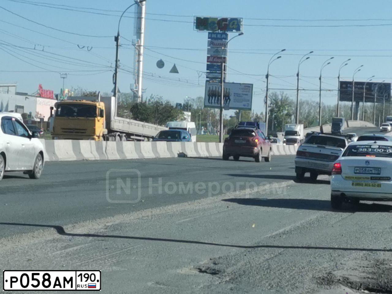 Фото автомобиля NISSAN MAXIMA, 2001 — госномер Р058АМ190. Цвет: ЗЕЛЕНЫЙ СЕРЫЙ
