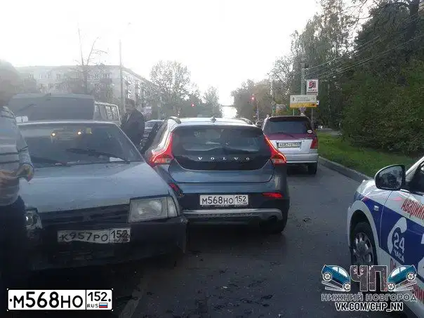 Фото автомобиля VOLVO V40, 2013 — госномер Е971АМ126. Цвет: ЯРКО - СИНИЙ