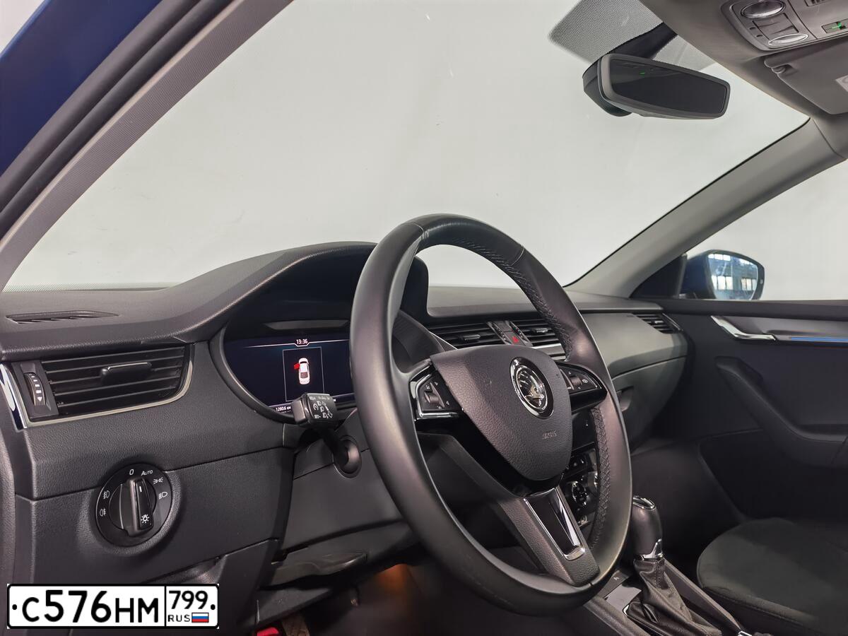 Фото автомобиля SKODA OCTAVIA, 2018 — госномер А412РС147. Цвет: ЯРКО-СИНИЙ