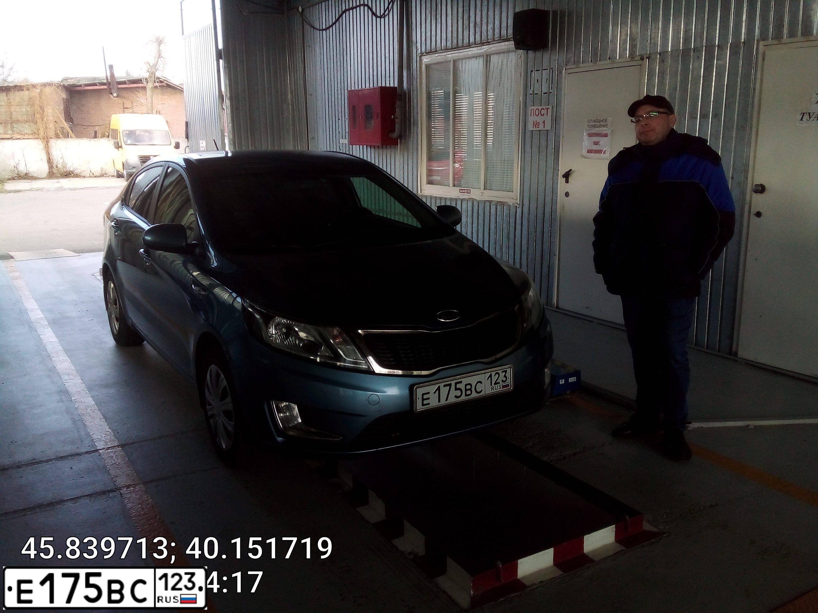 Фото автомобиля KIA RIO, 2011 — госномер Е175ВС123. Цвет: голубой