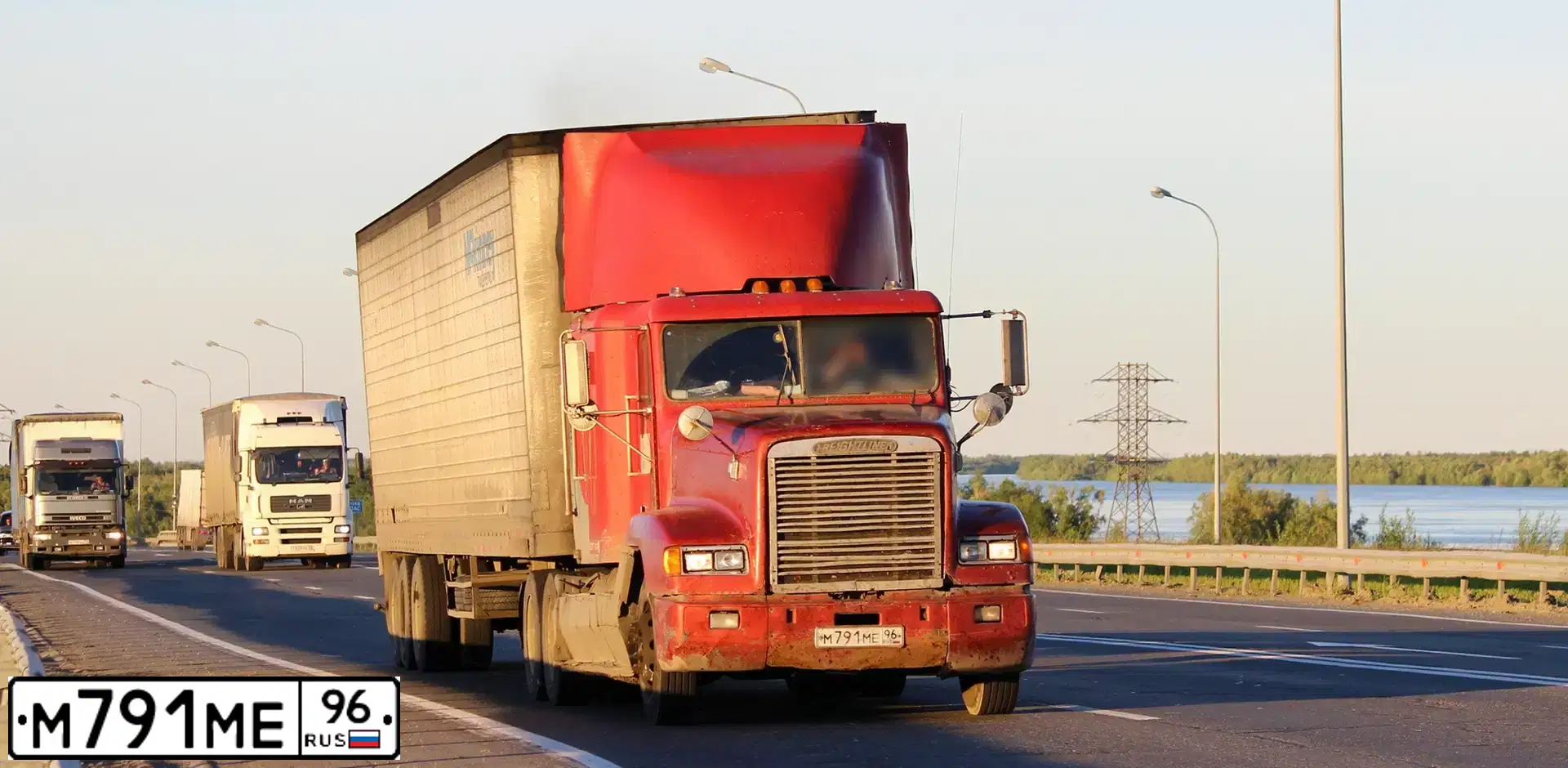 Фото автомобиля FREIGHTLINER FLD 120, 1994 — госномер К858МУ142. Цвет: Красный