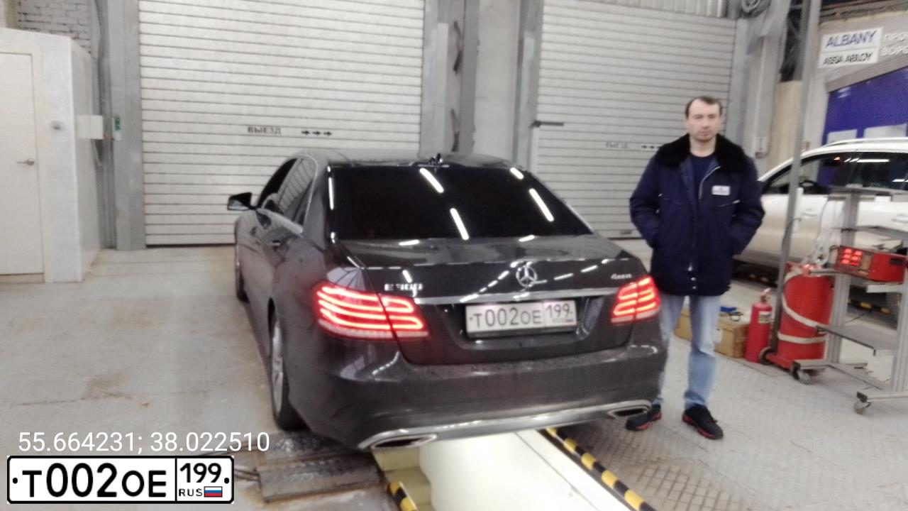 Фото автомобиля MERCEDES E-KLASSE, 2015 — госномер Т002ОЕ199. Цвет: ЧЕРНЫЙ