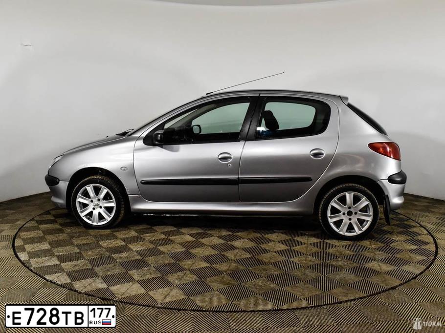Фото автомобиля PEUGEOT 206, 2004 — госномер О828МС790. Цвет: СЕРЫЙ